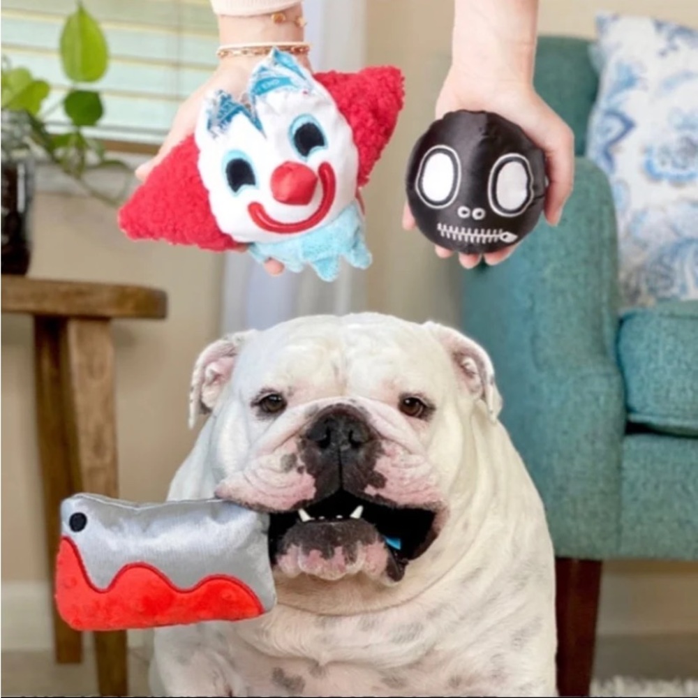 NEW BARKBOX "THE LAST LAUGH BUNDLE" & INCLDS 2 PC CLOWN W/BONUS TOY & BLOODY AXE